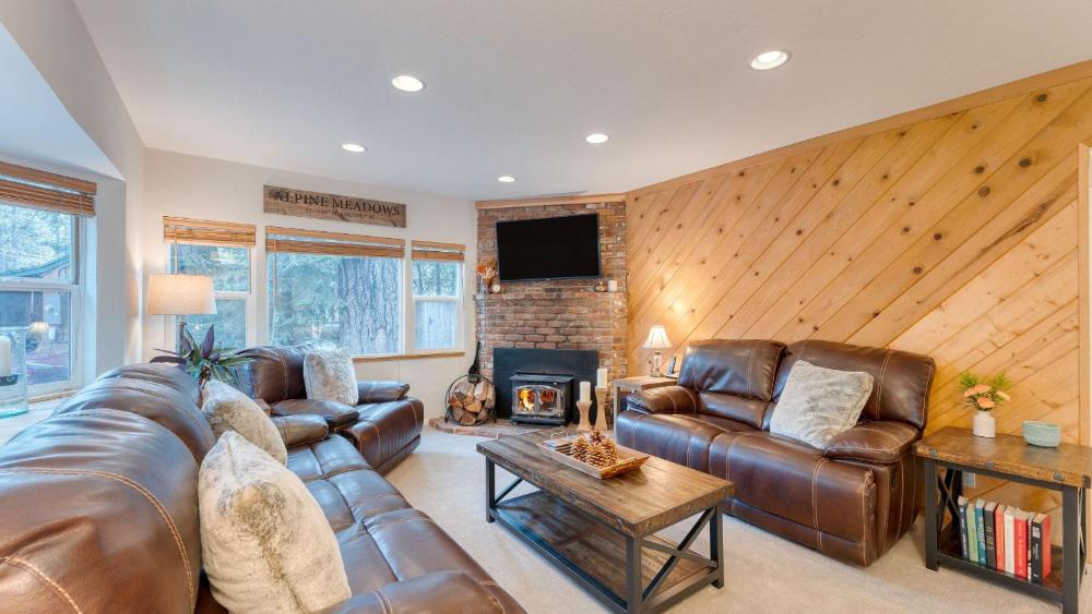 Westlake Cabin by AvantStay Hot Tub Near Skiing Walk to Restaurants Lake